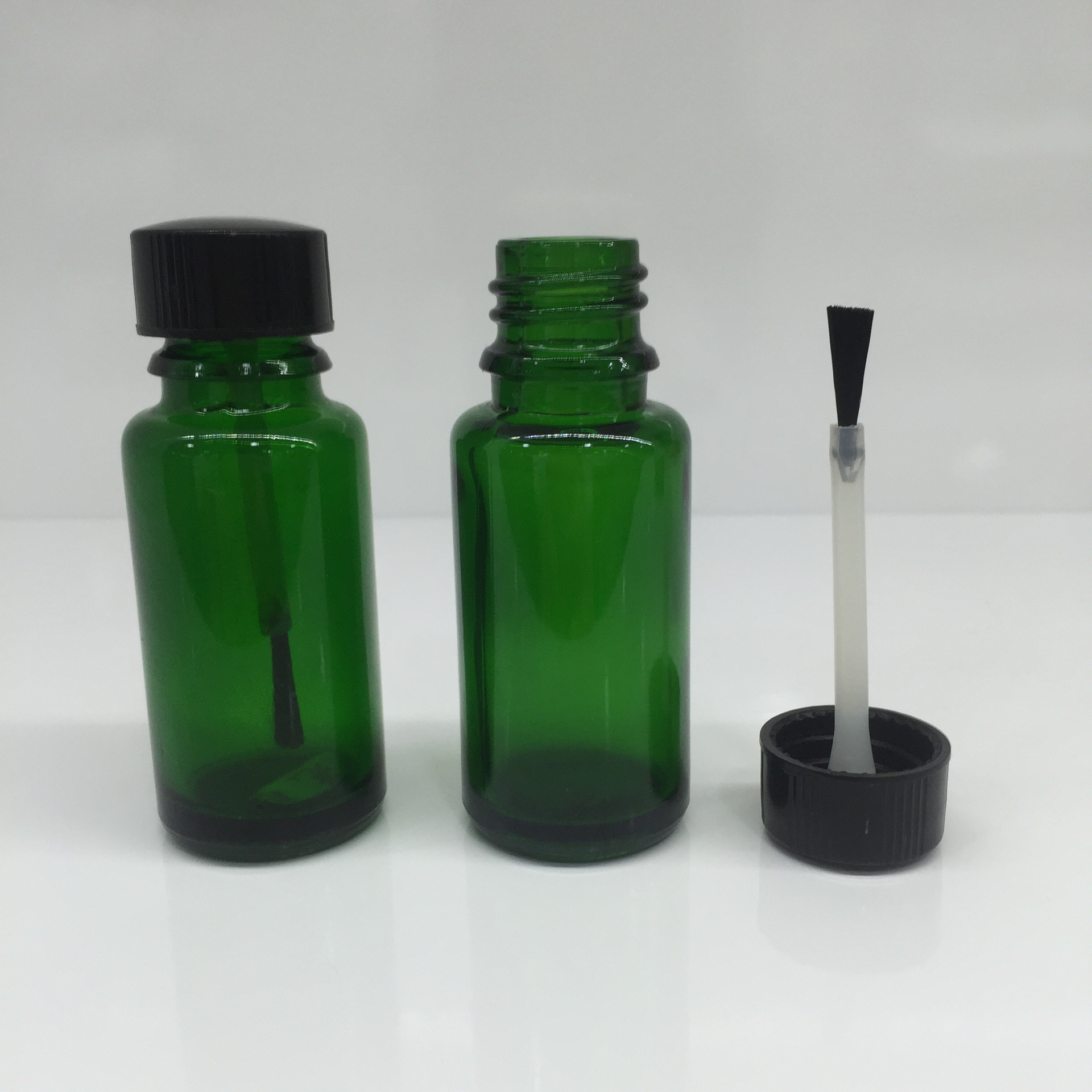 綠色精油瓶現貨批發，優質玻璃包裝助力化妝品品牌升級